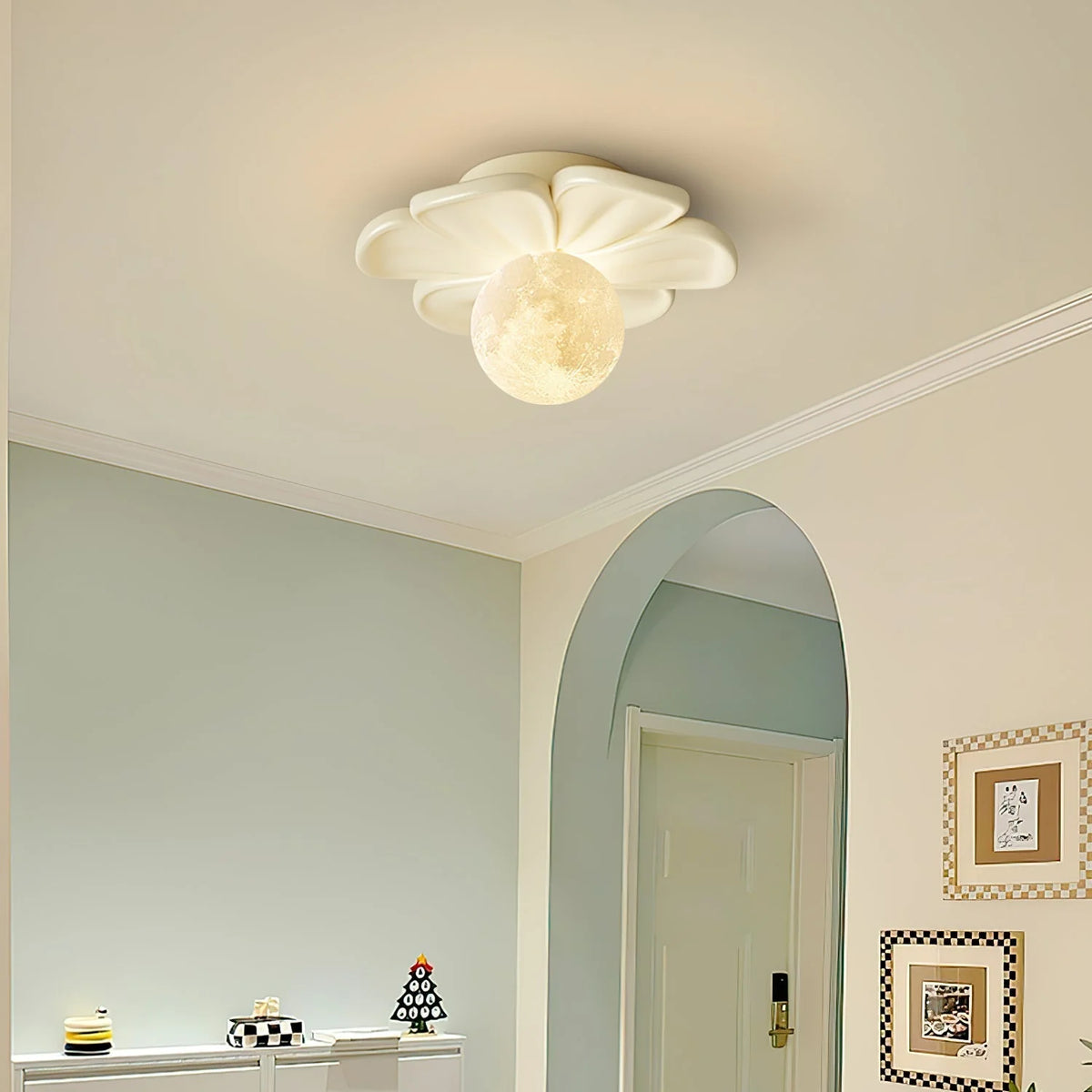Ceiling Lamp | Resin Bloom Design & Integrated LED | 20 cm Diameter