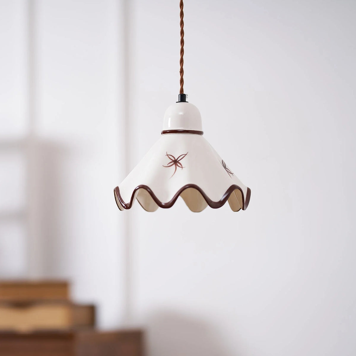 Pendant Lamp | Wavy Ceramic Shade & Metal Accents | 150 cm Adjustable Cord