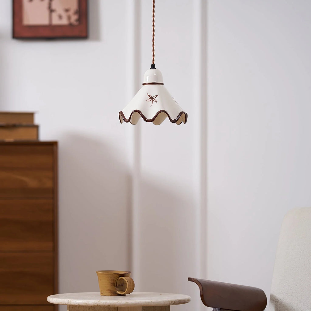 Pendant Lamp | Wavy Ceramic Shade & Metal Accents | 150 cm Adjustable Cord