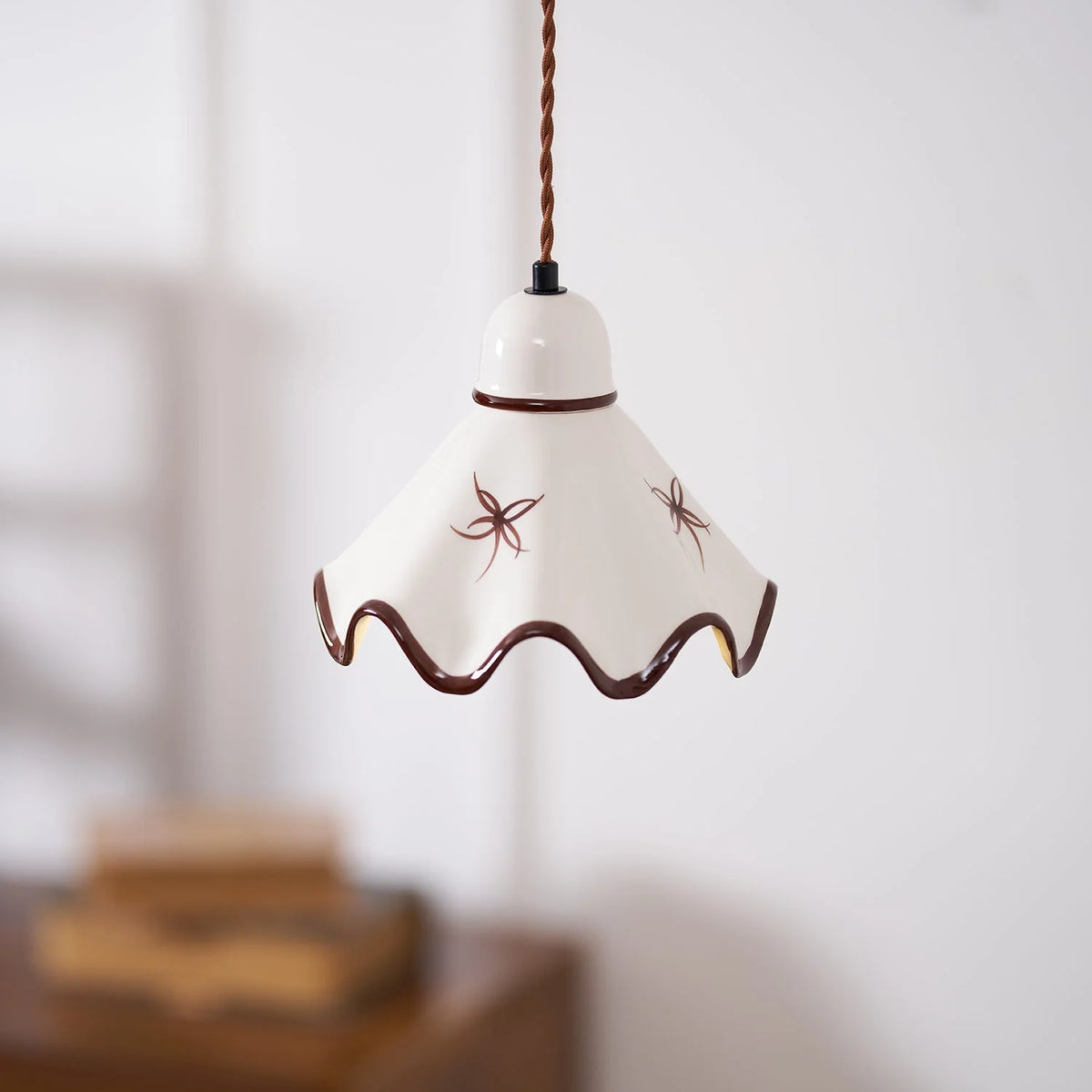 Pendant Lamp | Wavy Ceramic Shade & Metal Accents | 150 cm Adjustable Cord