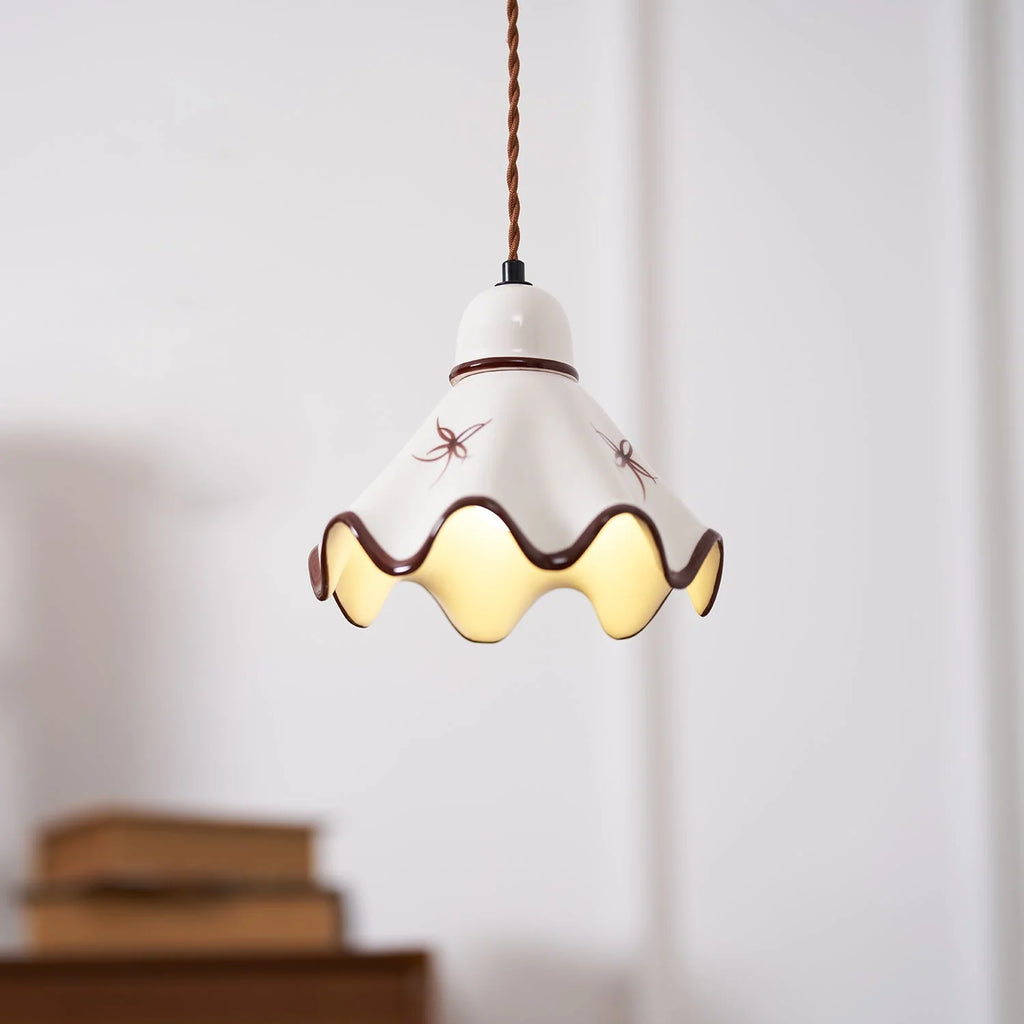 Pendant Lamp | Wavy Ceramic Shade & Metal Accents | 150 cm Adjustable Cord
