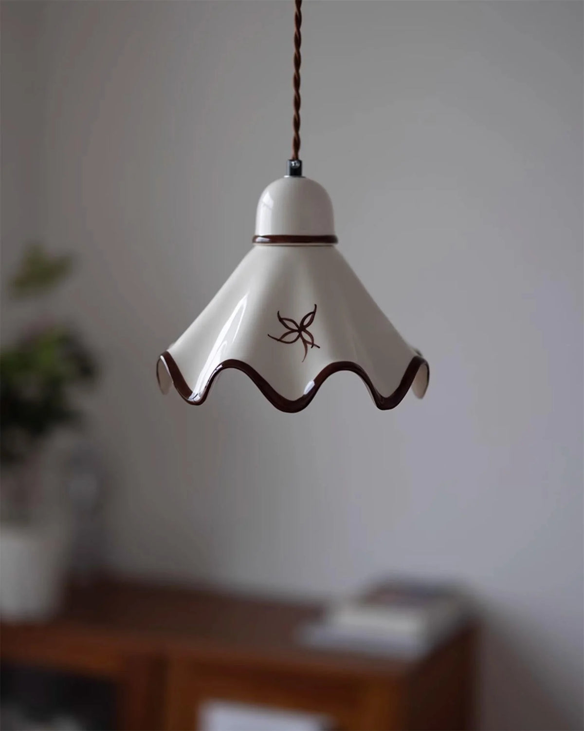 Pendant Lamp | Wavy Ceramic Shade & Metal Accents | 150 cm Adjustable Cord