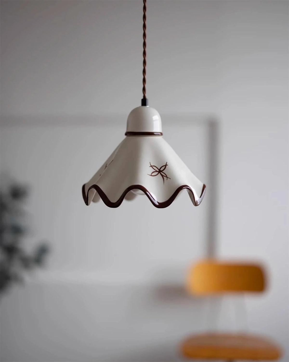 Pendant Lamp | Wavy Ceramic Shade & Metal Accents | 150 cm Adjustable Cord