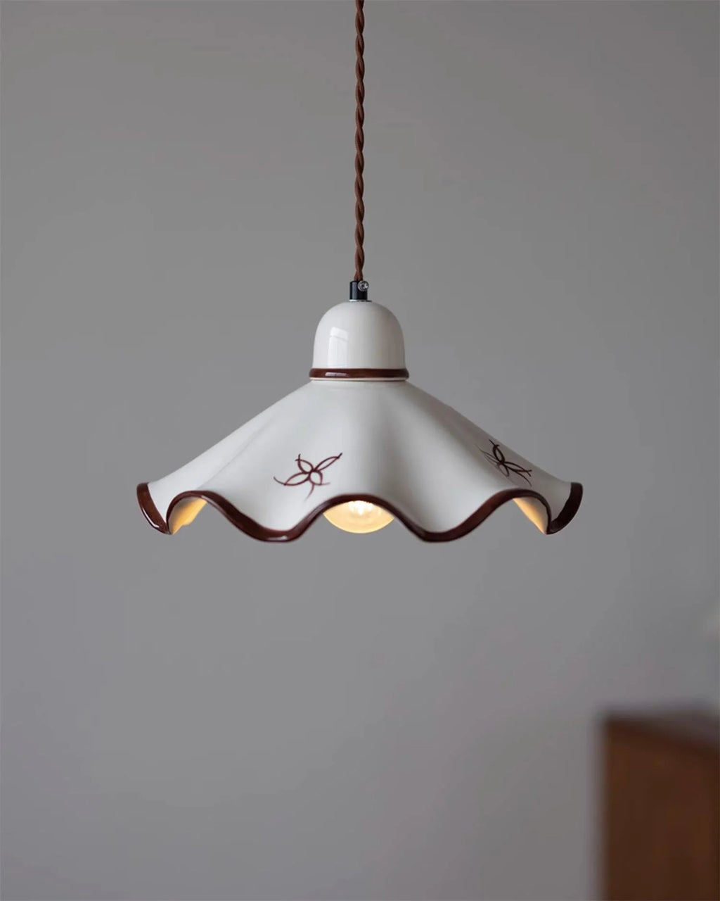 Pendant Lamp | Wavy Ceramic Shade & Metal Accents | 150 cm Adjustable Cord