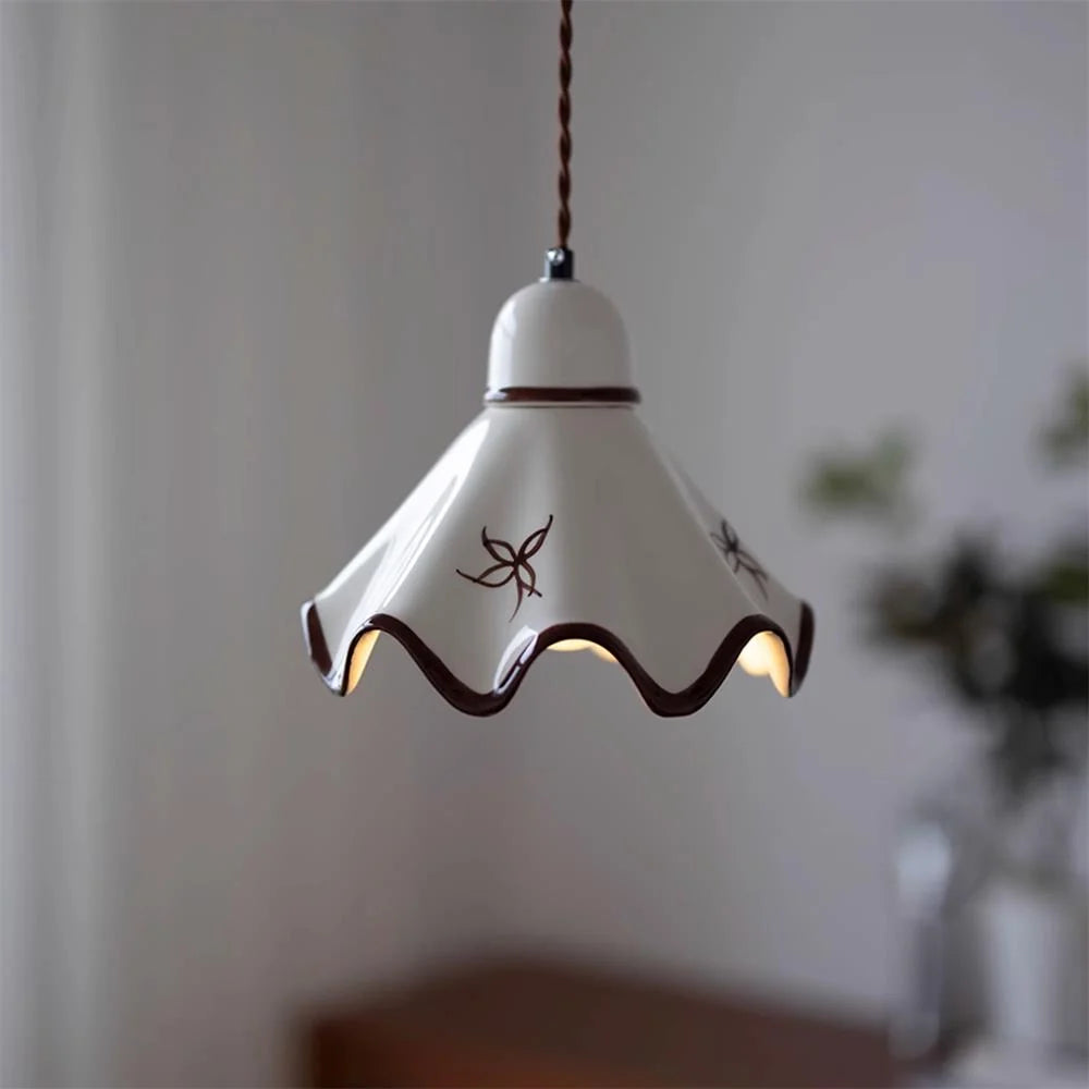 Pendant Lamp | Wavy Ceramic Shade & Metal Accents | 150 cm Adjustable Cord