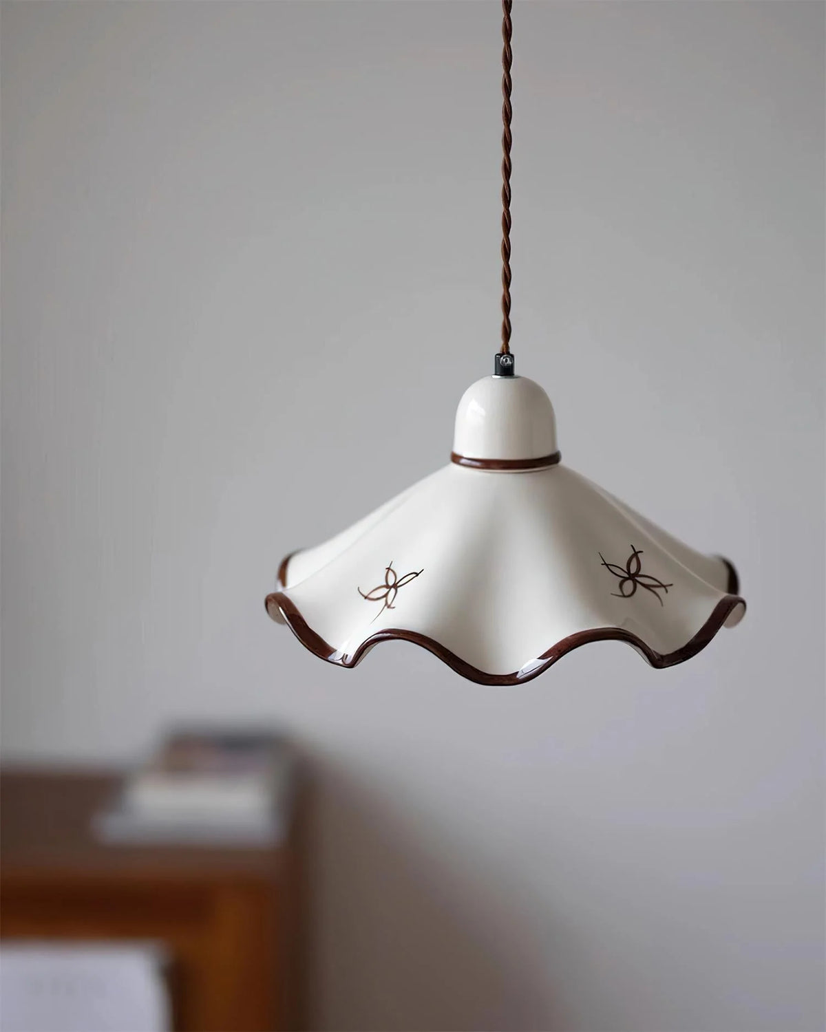 Pendant Lamp | Wavy Ceramic Shade & Metal Accents | 150 cm Adjustable Cord
