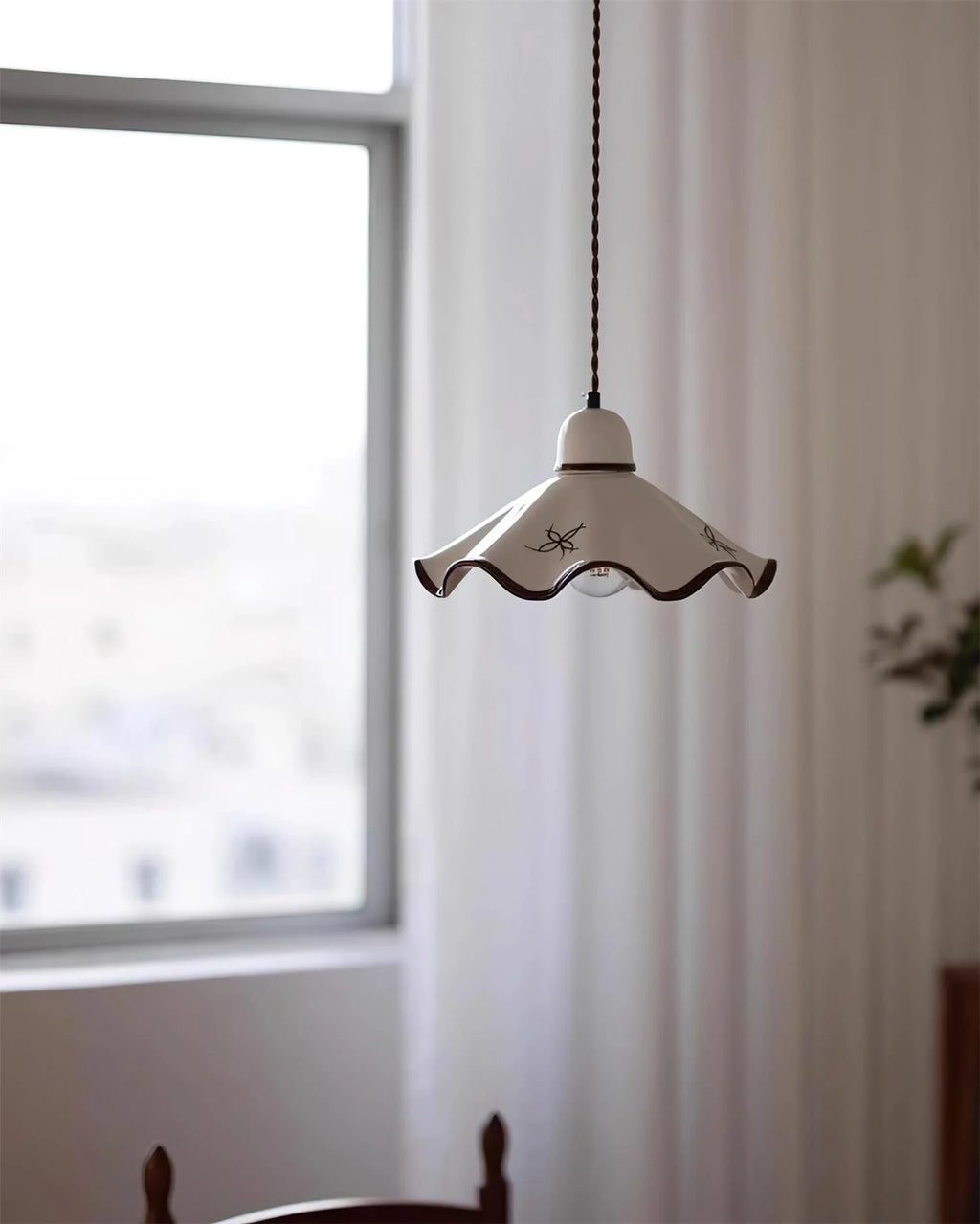 Pendant Lamp | Wavy Ceramic Shade & Metal Accents | 150 cm Adjustable Cord