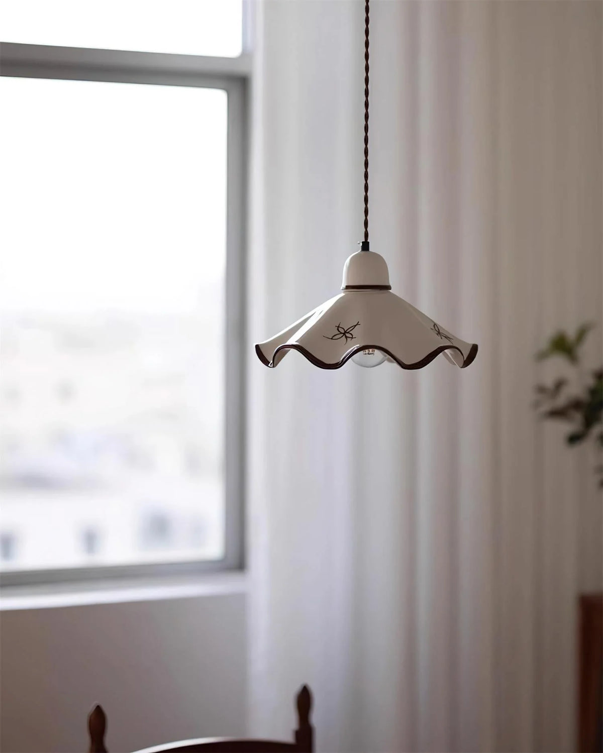 Pendant Lamp | Wavy Ceramic Shade & Metal Accents | 150 cm Adjustable Cord