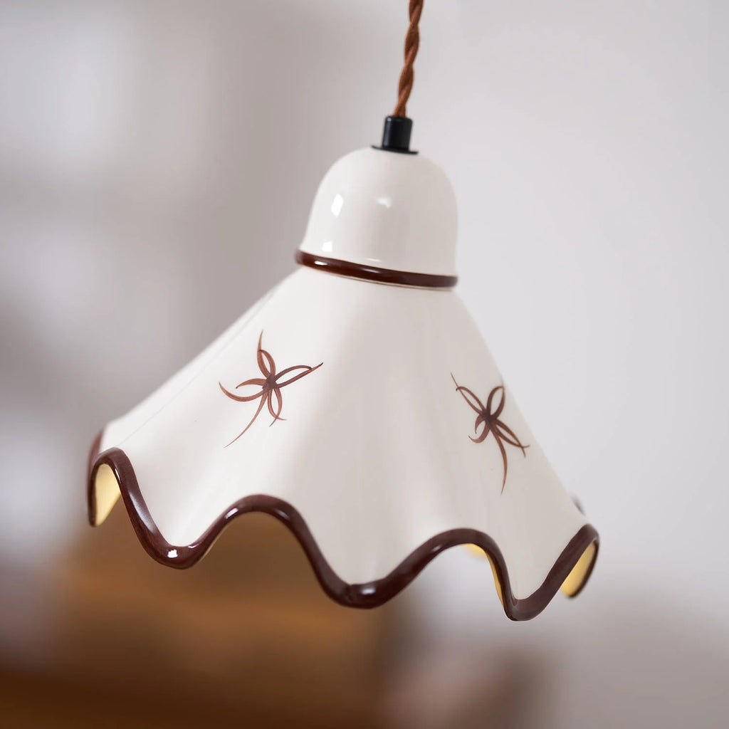 Pendant Lamp | Wavy Ceramic Shade & Metal Accents | 150 cm Adjustable Cord