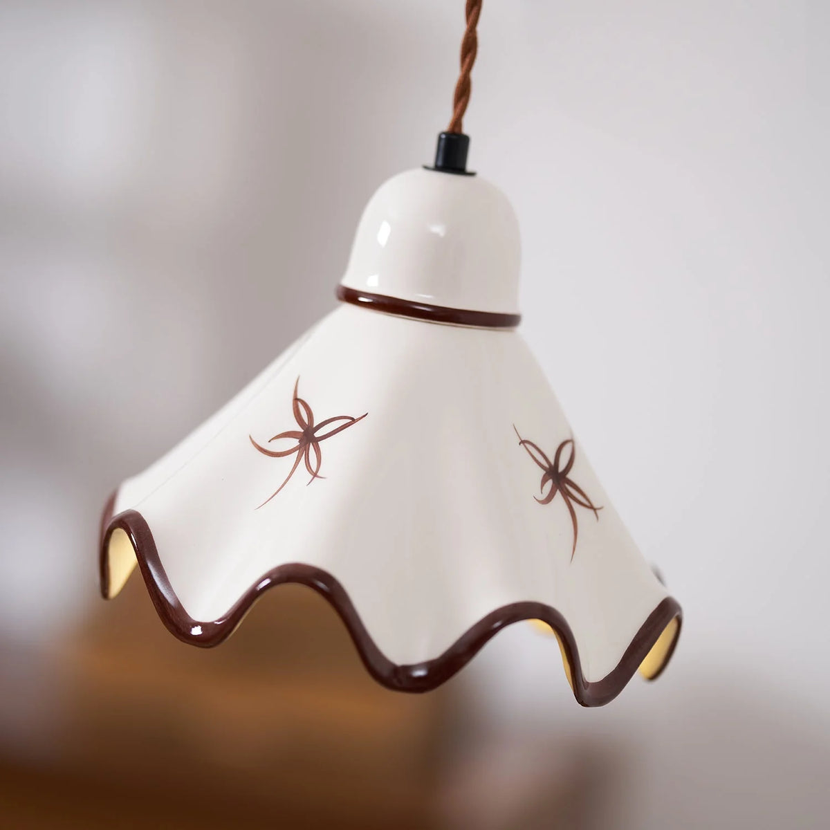 Pendant Lamp | Wavy Ceramic Shade & Metal Accents | 150 cm Adjustable Cord