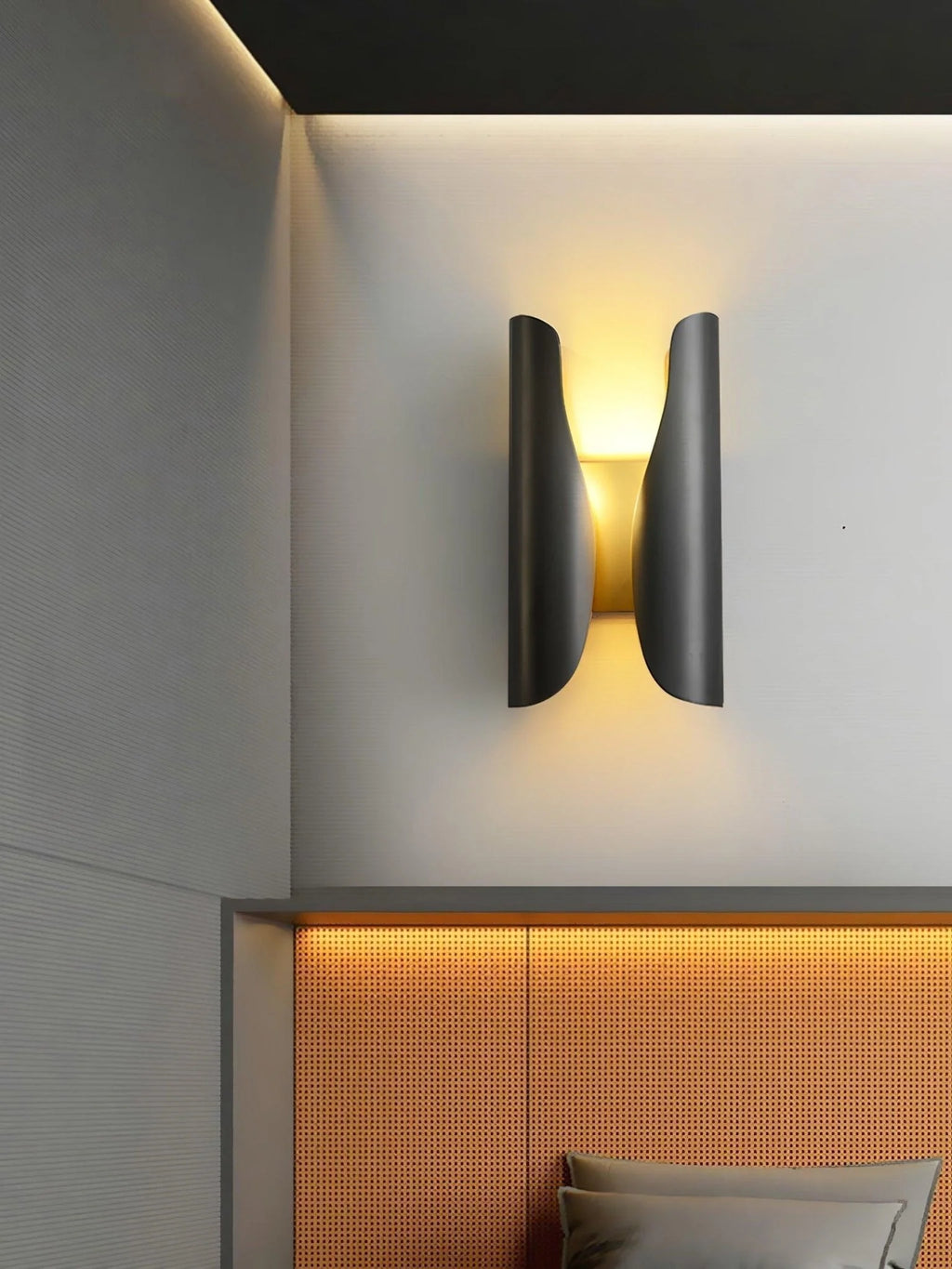 Wall Sconce | Brushed Brass & Aged Black | E27 Bulb Compatible