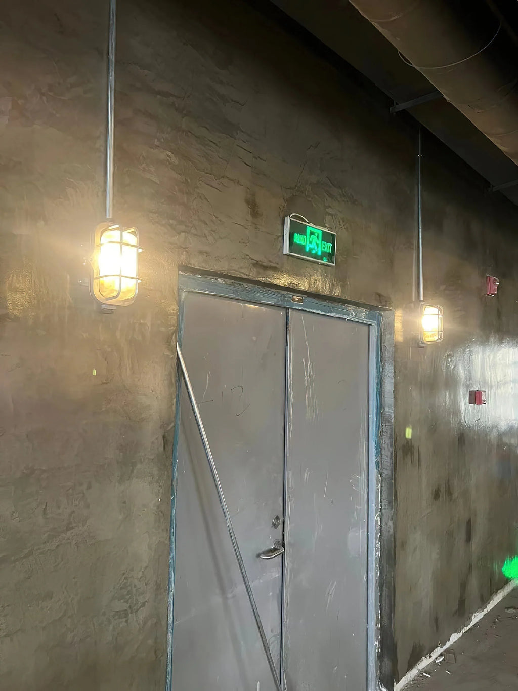Wall Sconce | Die-Cast Aluminum & Glass Moisture-Resistant