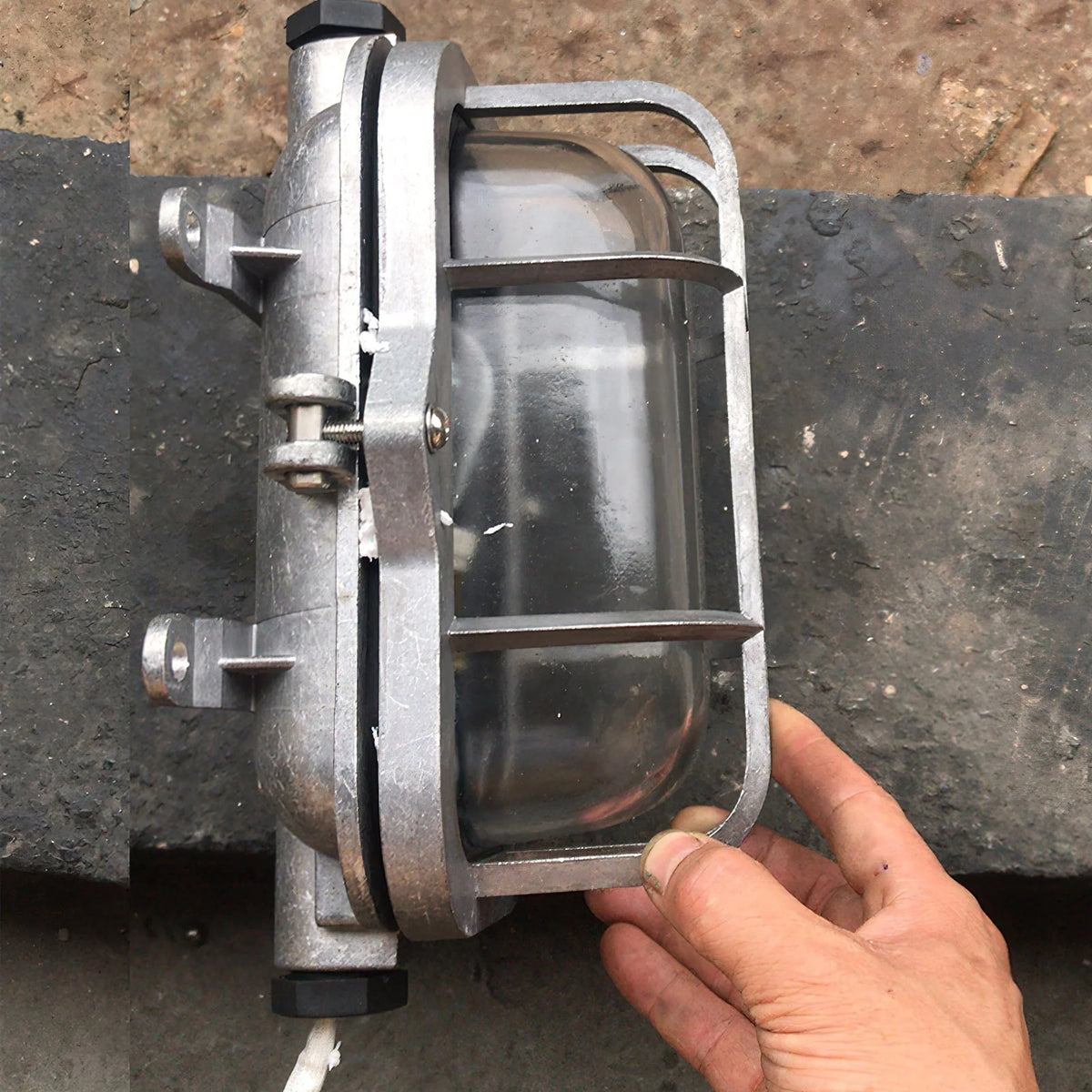 Wall Sconce | Die-Cast Aluminum & Glass Moisture-Resistant