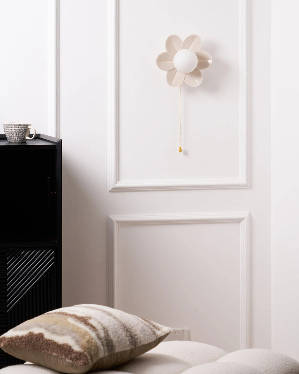 Wall Sconce | Resin Floral Design & Metal Glass Accents | 24 cm Diameter