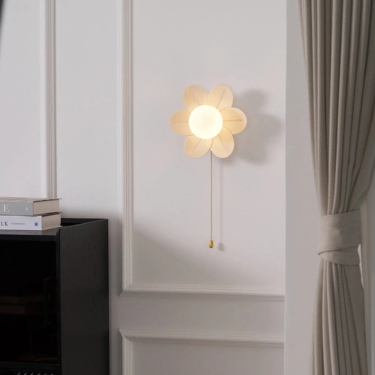 Wall Sconce | Resin Floral Design & Metal Glass Accents | 24 cm Diameter
