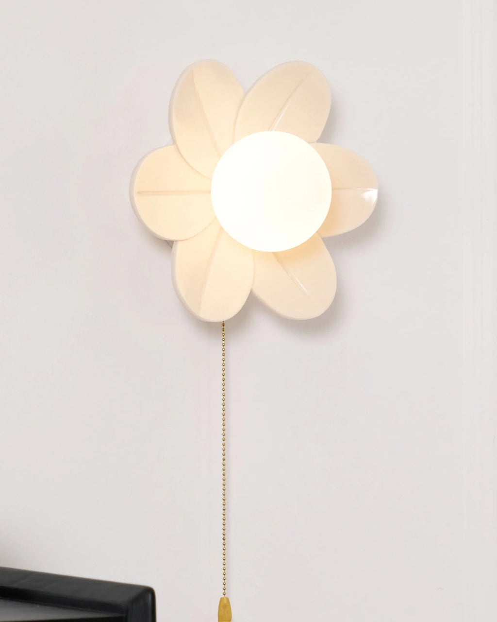 Wall Sconce | Resin Floral Design & Metal Glass Accents | 24 cm Diameter